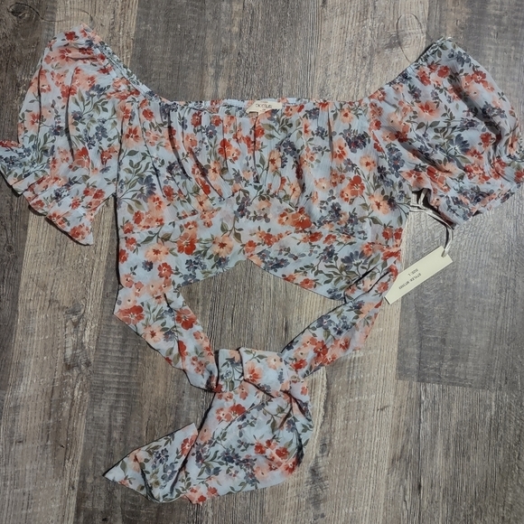 Flower Crop Top with Tie Bow in back size small - Picture 4 of 8